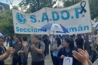 Tucumán se une en luto nacional: docentes marchan por justicia tras el asesinato de Nancy Godoy