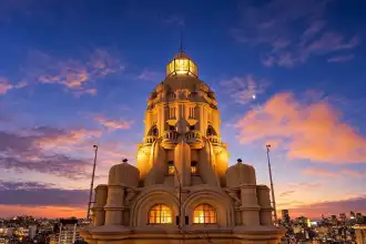 ¡Un faro en la ciudad! Invierten $300k en el edificio porteño con restaurante y rooftop