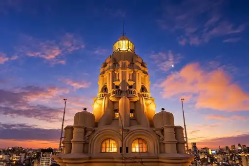 ¡Un faro en la ciudad! Invierten $300k en el edificio porteño con restaurante y rooftop