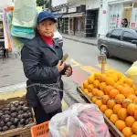Vendedora se encadena para detener desalojo municipal: un acto de resistencia en el centro de Jujuy
