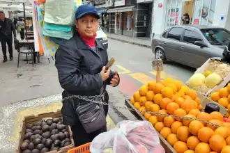 Vendedora se encadena para detener desalojo municipal: un acto de resistencia en el centro de Jujuy