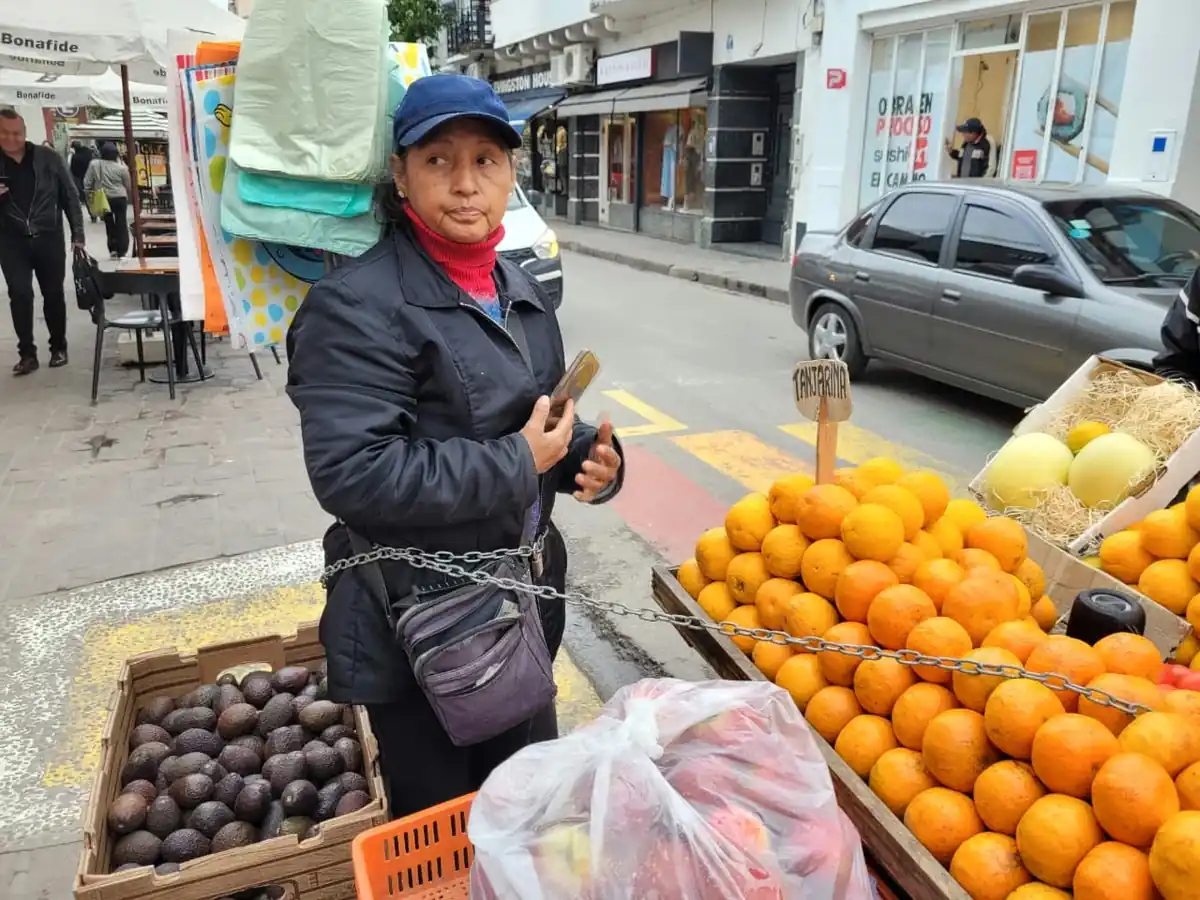 Vendedora se encadena para detener desalojo municipal: un acto de resistencia en el centro de Jujuy